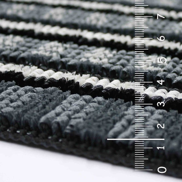 Detailansicht einer Fußmatte mit Streifen und Messskala