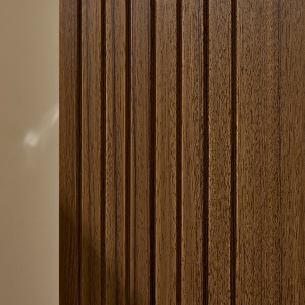 Nahaufnahme einer Holzpaneelwand mit vertikalen Rillen