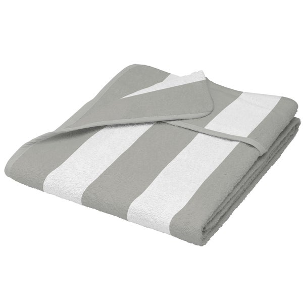 Gestreifte Kuscheldecke aus weichem Material in Grau und Weiß, gefaltet, mit eingefasstem Rand.