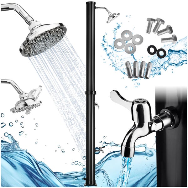 Schwarze Solardusche mit großem Duschkopf, integriertem Wasserhahn für die Fußwäsche und Montagematerial inklusive Schrauben und Dübeln.