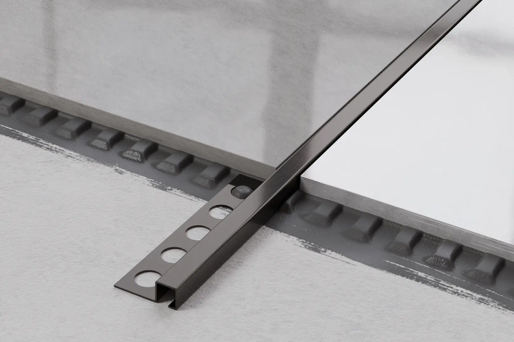 Fliesenabschlussprofil zwischen zwei Fliesen