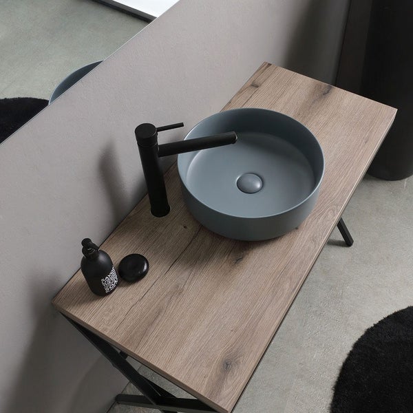 Waschbecken auf Waschtisch mit Armatur im Badezimmer