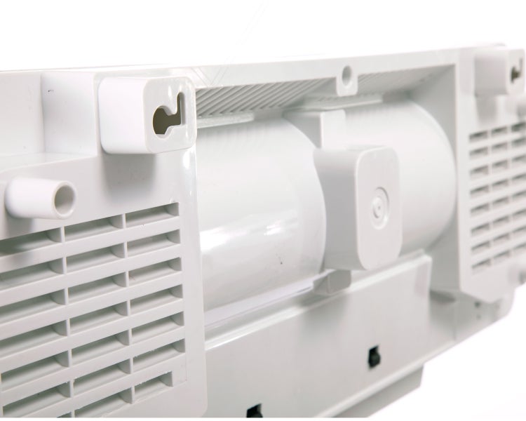 Detailansicht einer weißen Klimaanlage mit Lüftungsgitter und Wandhalterung