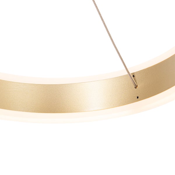 Goldfarbene Ring-Pendelleuchte mit LED-Beleuchtung.