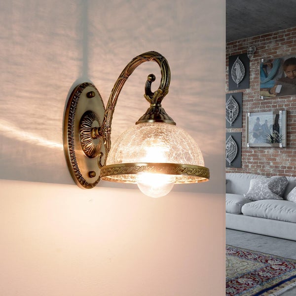 Wandleuchte mit Glasschirm in einem Wohnzimmer