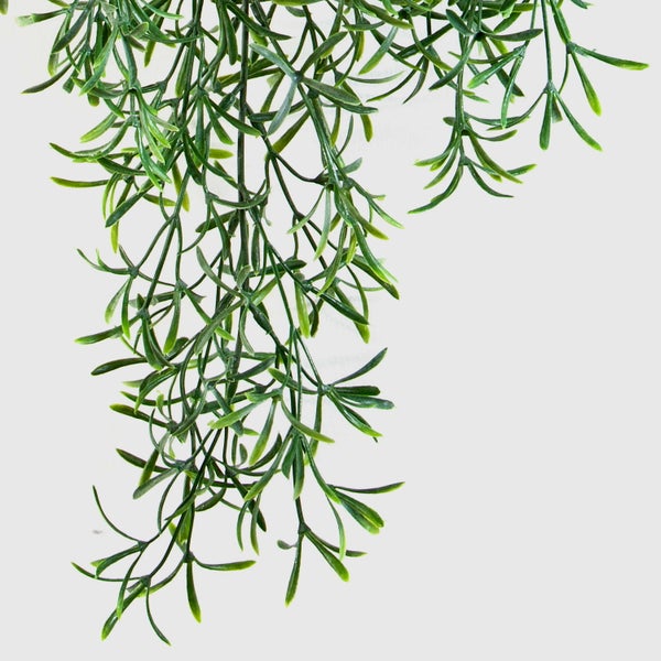 Künstliche Hängepflanze mit grünen, schmalen Blättern aus Kunststoff.