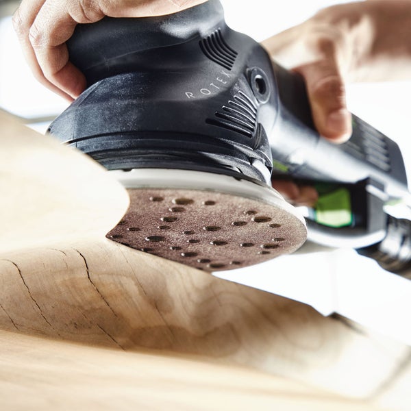 Rotationsschleifer beim Schleifen von Holz