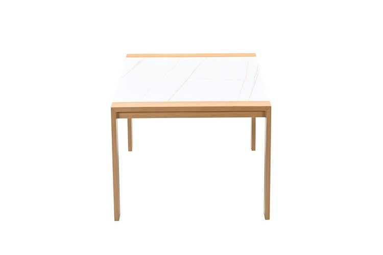 Rechteckiger Tisch mit Holzgestell und weißer Tischplatte in Marmor-Optik mit hölzernen Enden.