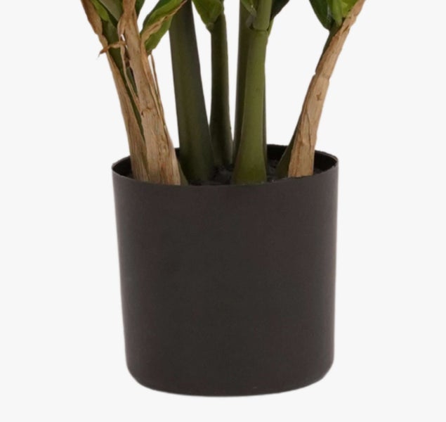 Künstliche Pflanze in einem schwarzen Kunststofftopf, Detailansicht der Stiele und des Topfes.