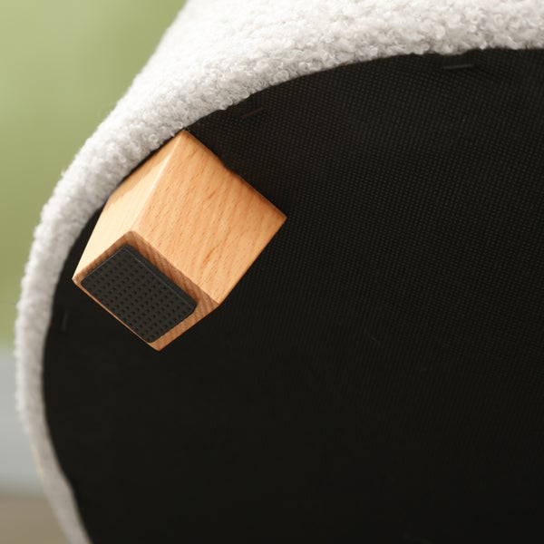 Detailansicht eines Stuhlbeins aus Holz mit einem schwarzen Gleiter