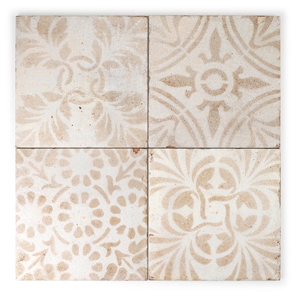 Vier quadratische Fliesen mit historischem Ornamentmuster im Vintage Stil für Wand und Boden.