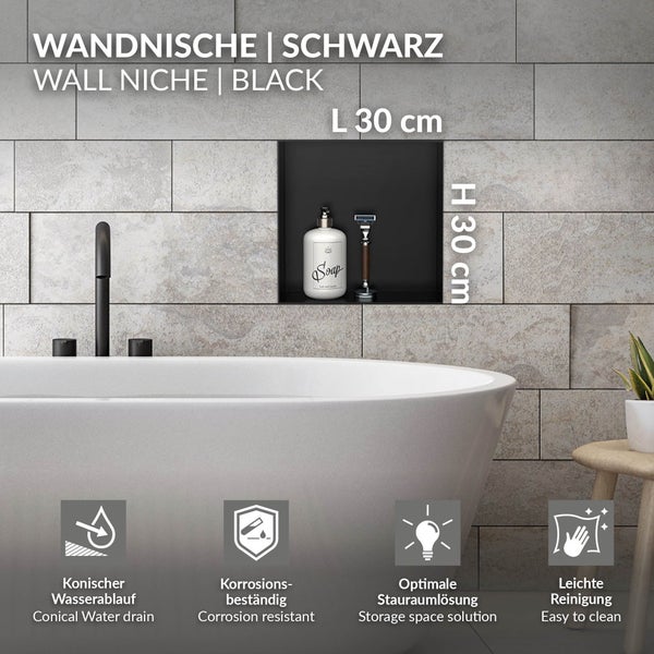 Moderne schwarze Wandnische, 30 mal 30 Zentimeter, über einer Badewanne in hell gefliester Wand, korrosionsbeständig mit konischem Wasserablauf.