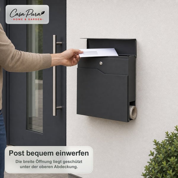 Wandbriefkasten mit Zeitungsfach an Hauswand montiert, eine Person wirft einen Brief ein, Casa Pura Logo, Produkt mit Schutzklappe für Einwurf.
