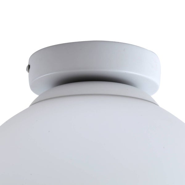 Nahaufnahme einer runden Wandleuchte oder Deckenleuchte mit kugelförmigem Glasschirm und weißer Halterung.