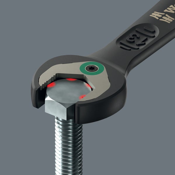 Schraubenschlüssel greift Schraubenkopf