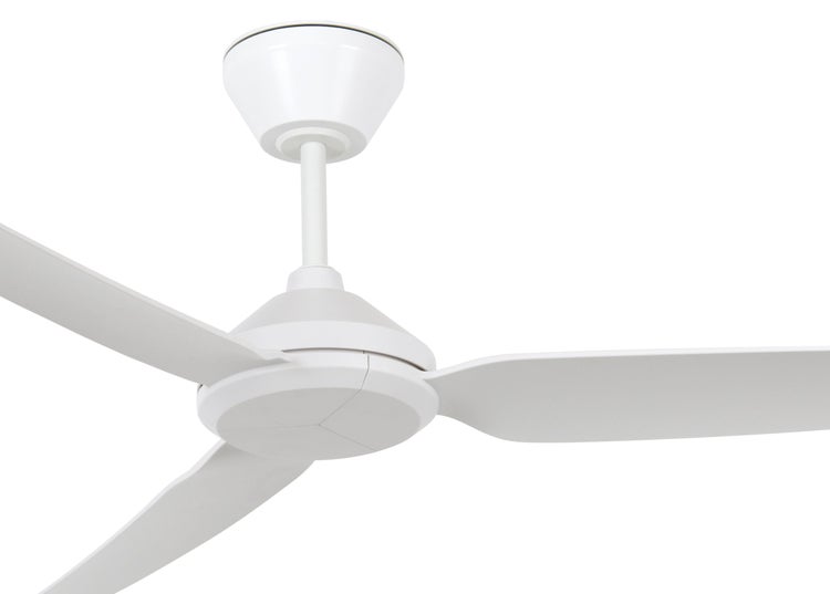 Deckenventilator mit drei Flügeln und stabiler Deckenbefestigung für eine effiziente Raumkühlung.