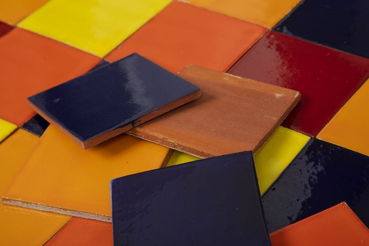 Quadratische Keramikfliesen in verschiedenen Farben