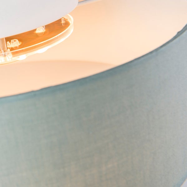 Nahaufnahme einer LED Deckenleuchte mit blauem Textilschirm.