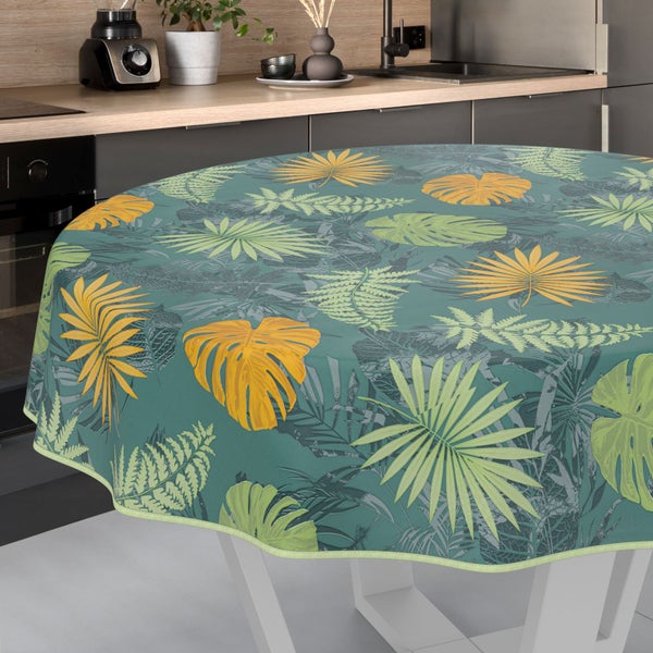 Runder Tisch mit tropischer Tischdecke in einer Küche