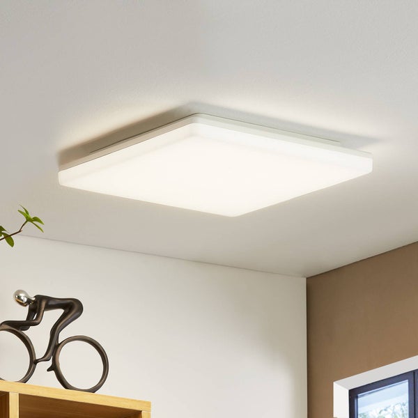Quadratische LED-Deckenleuchte in flachem Design an einer hellen Zimmerdecke in einem modernen Raum.