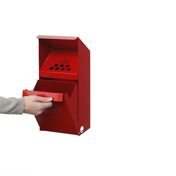 Roter Wandascher aus Metall mit Regenschutzdach und Lochblech, Hand öffnet den Auffangbehälter.