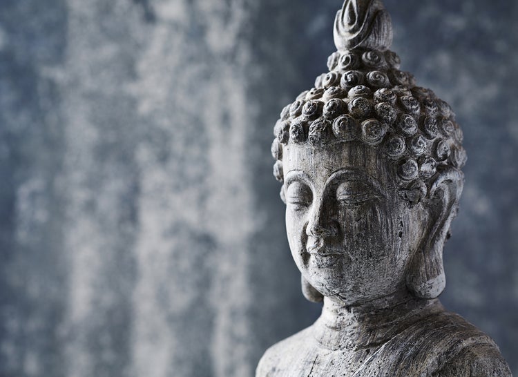 Dekorative Buddha-Büste in Steinoptik für Garten oder Innenräume.
