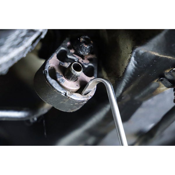 Auspuffgummi wird mit Werkzeug montiert.