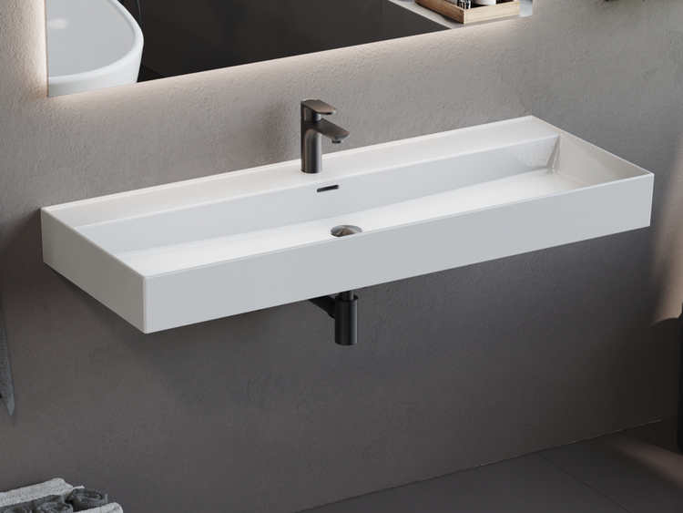 Modernes, breites Wandwaschbecken in Weiß mit schwarzer Armatur und schwarzem Siphon.