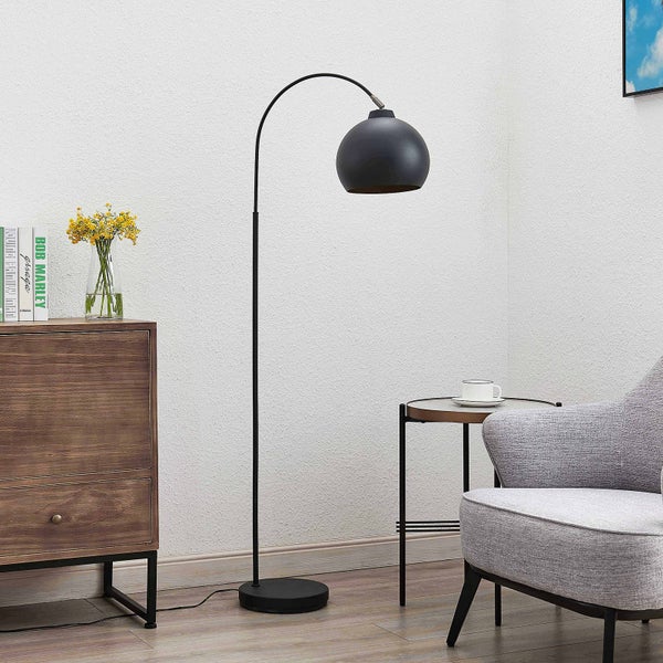 Bogenleuchte mit rundem Lampenschirm im Wohnzimmer