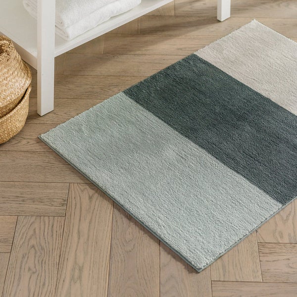 Rechteckiger Badteppich mit geometrischem Muster auf Holzboden