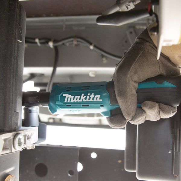 Makita Logo auf einem Winkel-Schlagschrauber in Verwendung