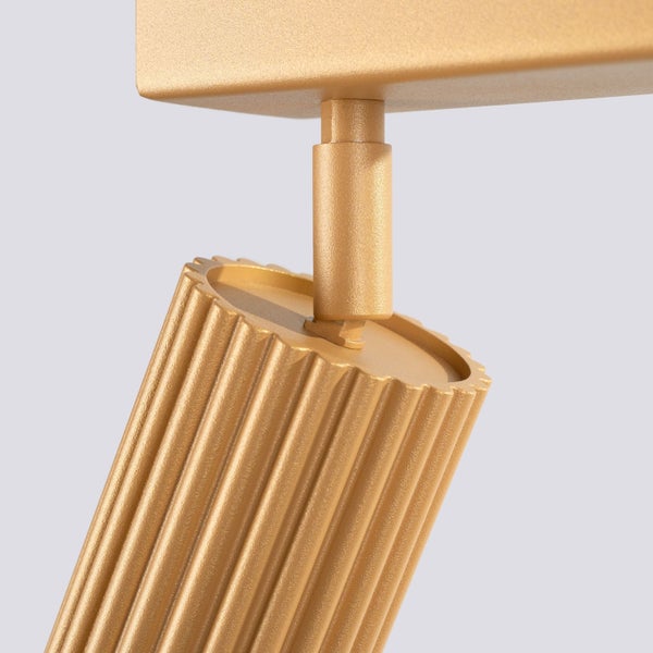 Nahaufnahme eines goldenen Scheinwerfers mit gerippter Oberfläche