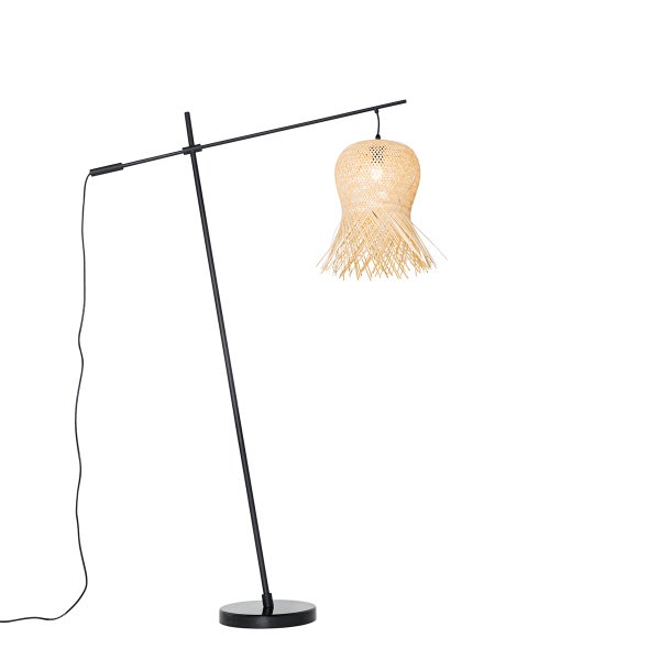 Stehlampe mit schwarzem Metallgestell und geflochtenem Bambusschirm.