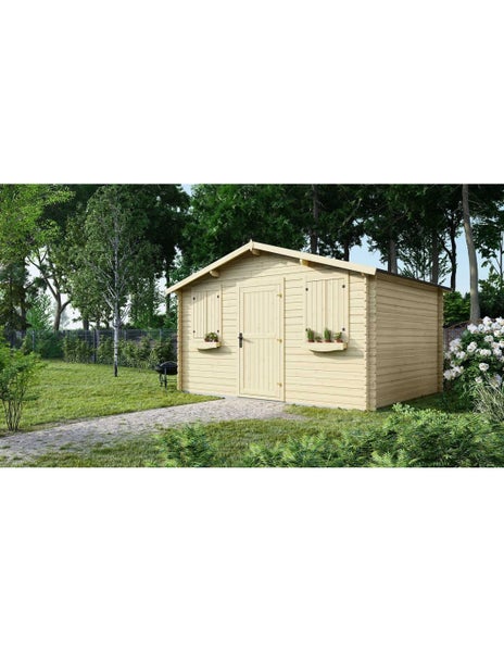 Gartenhaus aus Holz mit Satteldach, einer Tür und zwei Fenstern mit Fensterläden und Blumenkästen in einem Garten mit Rasen und Bäumen.