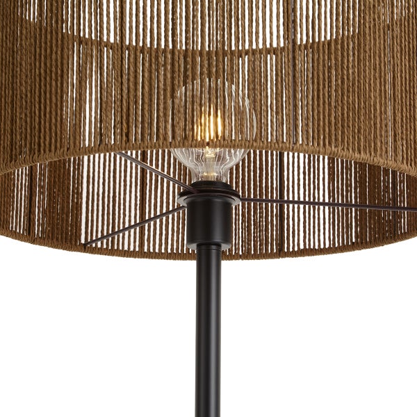 Nahaufnahme einer Leuchte mit einem runden Schirm aus braunen Kordeln, einer leuchtenden Filament-Glühbirne und einem schwarzen Metallstab.