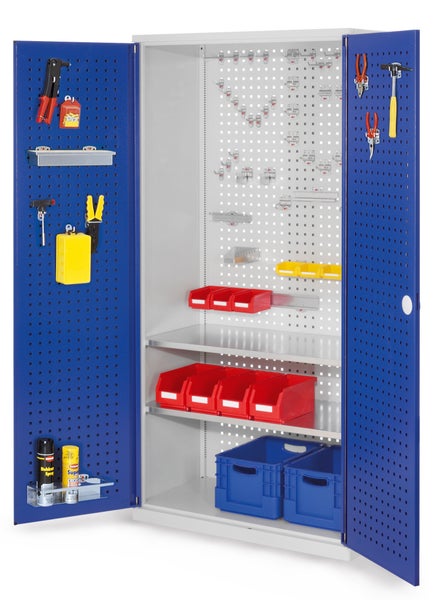 Offener Werkzeugschrank mit Werkzeugen, Regalen und Werkzeugkästen zur Aufbewahrung