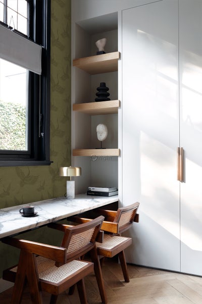 Arbeitszimmer mit Schreibtisch, Stühlen und Regalen