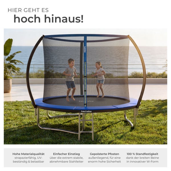 Gartentrampolin mit Sicherheitsnetz, Leiter, gepolsterten Pfosten und W-förmigen Füßen. Zwei Kinder springen auf einer Rasenfläche. Tectake Logo.