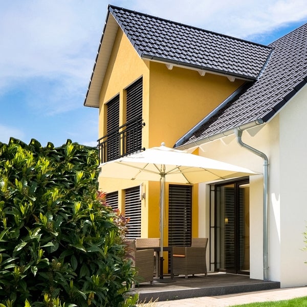 Technische Zeichnung: Universalanschluss, Thermostat, Anschlussadapter und Blende mit Maßangaben.