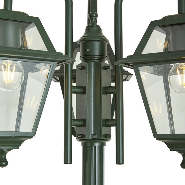 Dreiflammige Außenstehleuchte im klassischen Laternen-Design mit Glaseinsätzen und Leuchtmitteln für den Gartenbereich