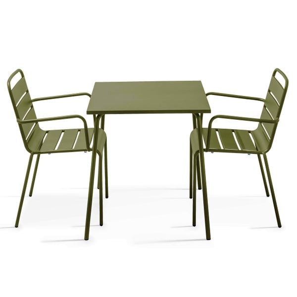 Dreiteilige olivgrüne Garten-Sitzgruppe aus Metall bestehend aus einem quadratischen Tisch und zwei Armlehnenstühlen.