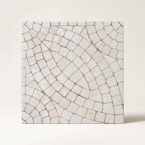 Quadratische Naturstein Mosaikfliese mit unregelmäßigem Steinmuster in einer Netzverlegung für Wand- und Bodenbeläge.