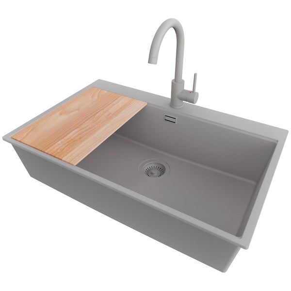 Spüle aus Granit mit Schneidebrett und Armatur