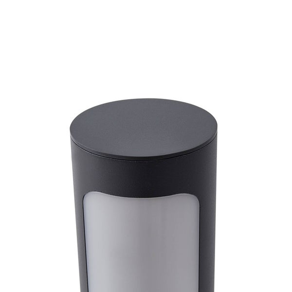 Detailaufnahme einer zylindrischen Außenleuchte mit mattem Gehäuse und weißem Diffusor.