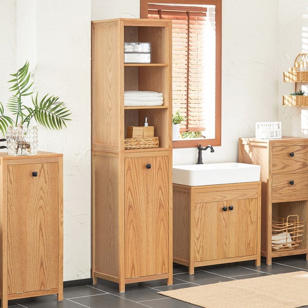 Badezimmer mit Waschtischunterschrank, Hochschrank und Kommode aus Holz