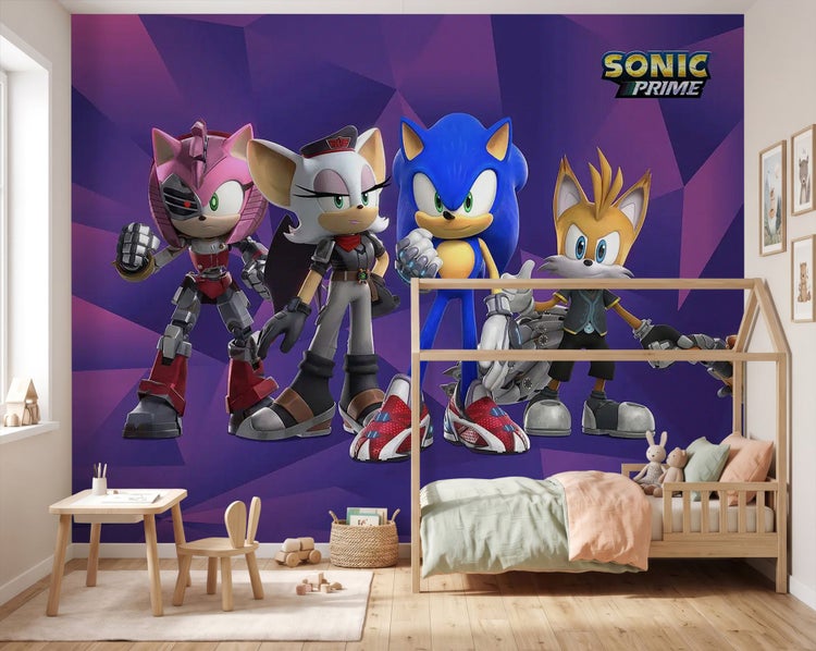 Sonic Prime Fototapete in einem hellen Kinderzimmer mit Sonic, Tails, Rouge und Amy Charakteren, einem Hausbett aus Holz und dem Sonic Prime Logo.