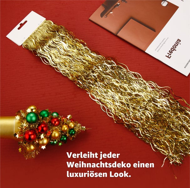 Goldene Lametta-Girlande für Weihnachtsdekoration.