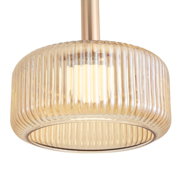 Moderne Hängeleuchte mit rundem, geriffeltem Glasschirm und Aufhängung.