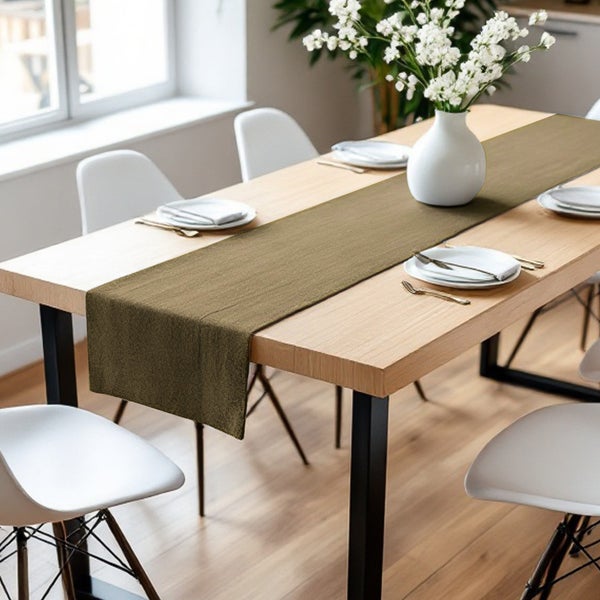 Esstisch mit Tischläufer, Geschirr und Blumenvase