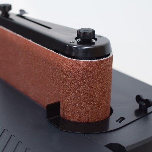 Detailansicht eines Bandschleifers mit Schleifband